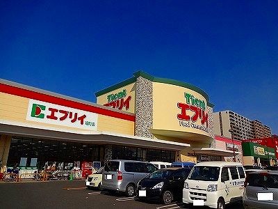 近くのエブリイ緑町店まで750m（徒歩10分）