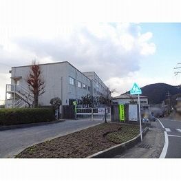 近くの藤尾小学校まで300m（徒歩4分）