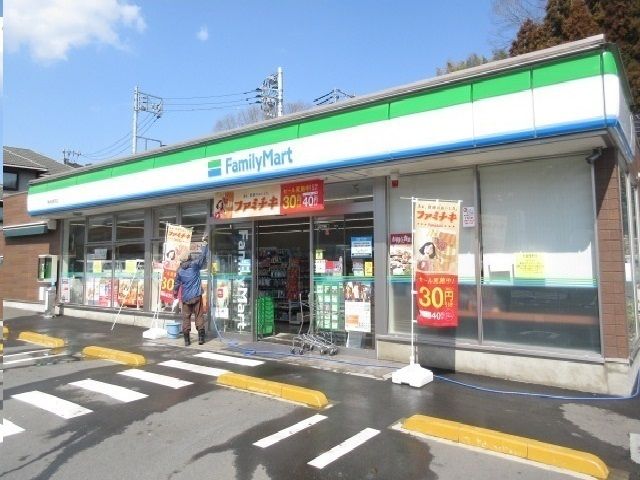 近くのファミリーマートまで650m（徒歩9分）