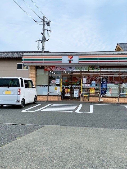 近くのセブンイレブンあきる野小川店まで300m（徒歩4分）