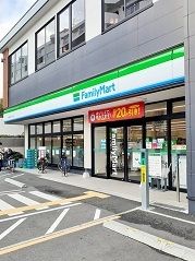 近くのファミリーマート前野町六丁目店まで138m(徒歩2分)
