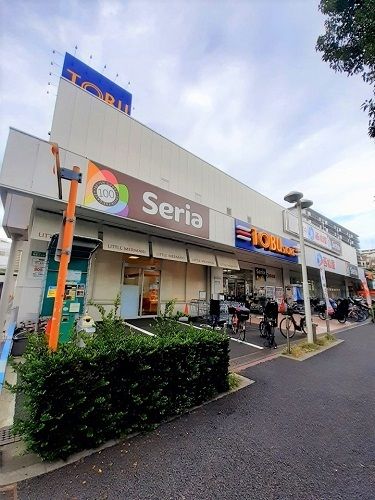 近くの東武ストア・セリア他まで140m(徒歩2分)