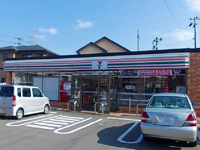 近くのコンビニまで240m（徒歩3分）