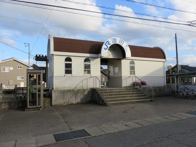 近くの油田駅まで550m(徒歩7分)