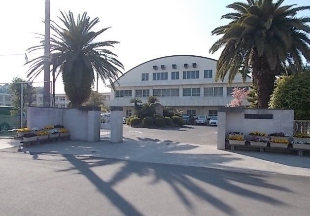 近くの今治市立西中学校まで700m（徒歩9分）