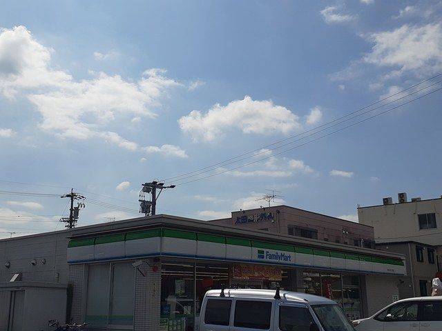 近くのファミリーマートまで350m（徒歩5分）