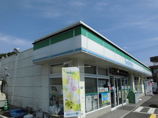 近くのファミリーマート平田店まで350m（徒歩5分）