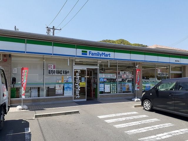 近くのファミリーマートさんまで350m(徒歩5分)