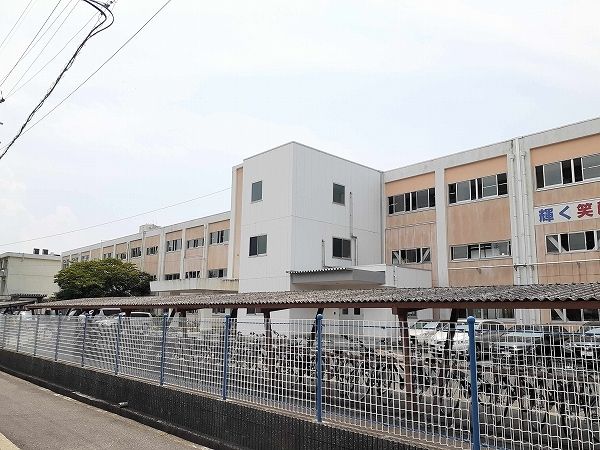 近くの千代崎中学校まで1,000m(徒歩13分)