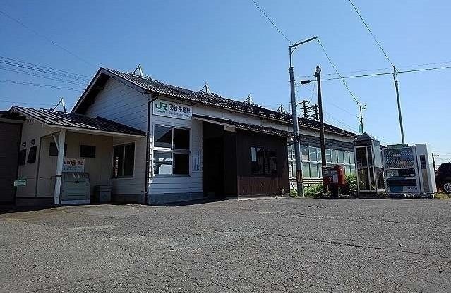 近くの羽後牛島駅まで1,800m（徒歩23分）
