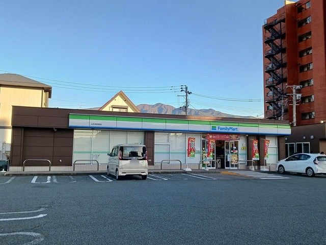 近くのファマリーマートまで299m(徒歩4分)