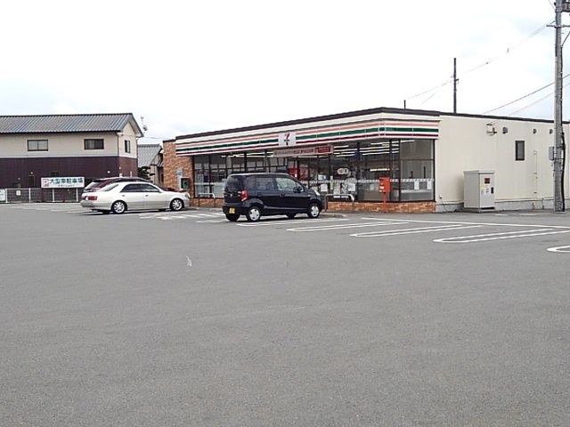 近くのコンビニまで620m（徒歩8分）