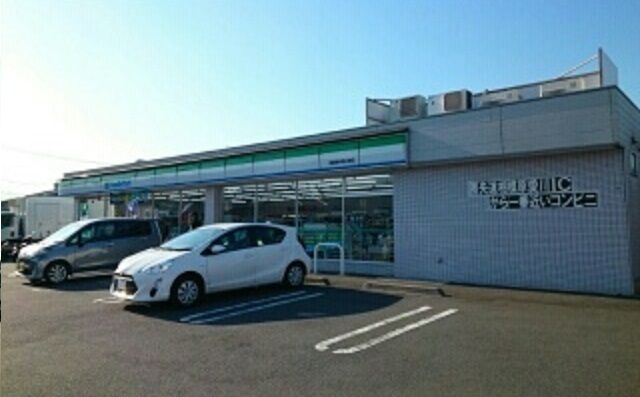 近くのファミリーマートまで200m（徒歩3分）