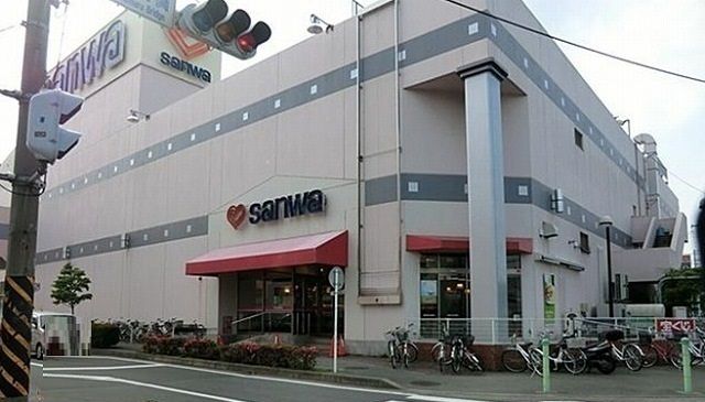 近くのスーパー三和麻溝店まで400m（徒歩5分）