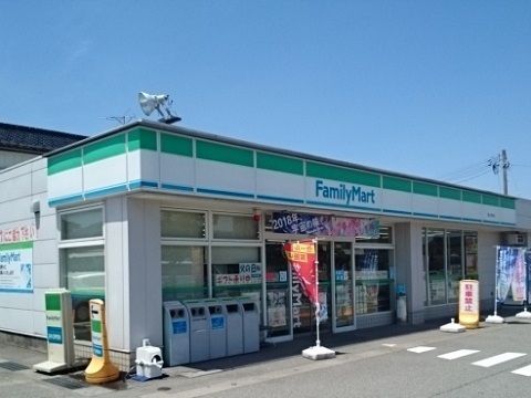 近くのファミリーマート富山石坂店まで700m(徒歩9分)