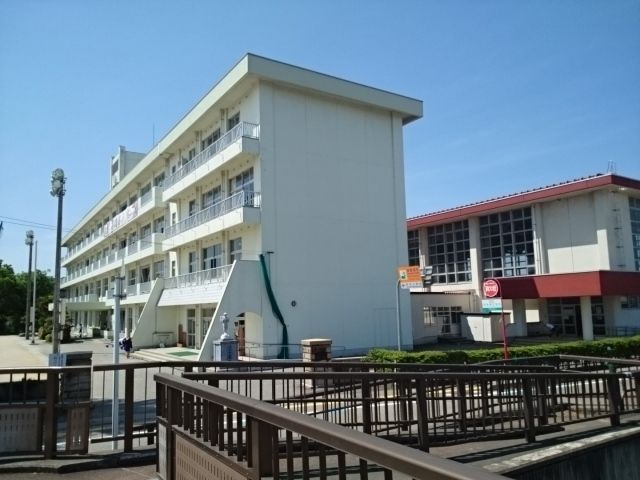 近くの桜谷小学校まで450m(徒歩6分)