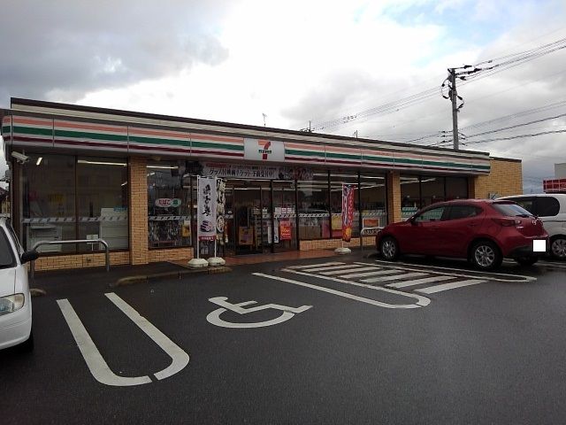 近くのセブンイレブンまで700m（徒歩9分）