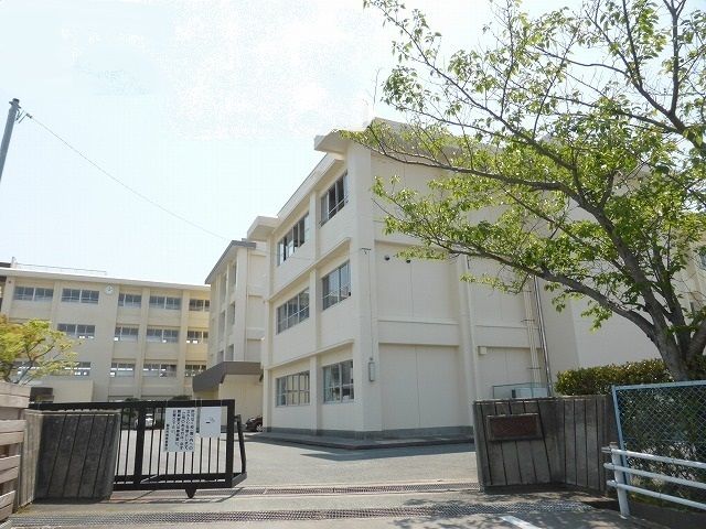 近くの磐田南部中学校まで1,600m（徒歩20分）
