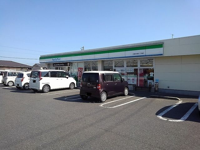 近くのファミリーマートまで450m（徒歩6分）