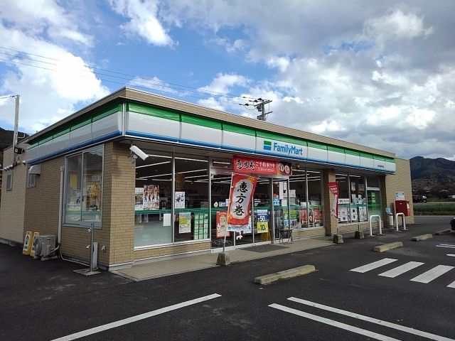 近くのファミリーマートまで1,360m（徒歩17分）