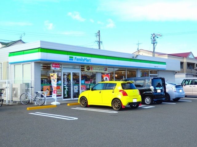 近くのファミリーマート長島インター店まで600m（徒歩8分）