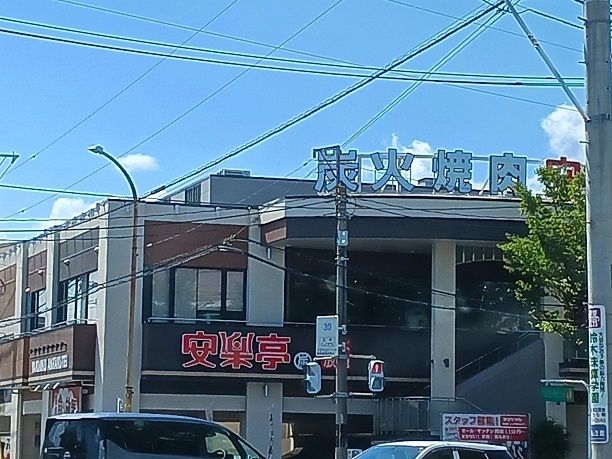 近くの安楽亭　東川口店まで950m（徒歩12分）