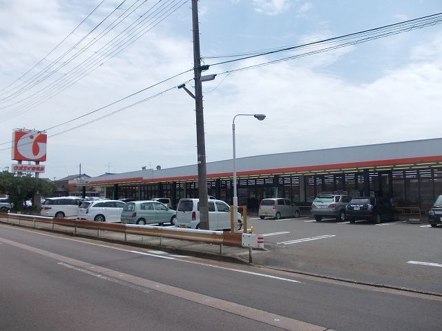 近くのウオエイ金巻店まで1,100m（徒歩14分）