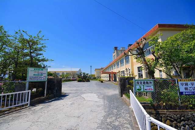 近くの八津田小学校まで650m（徒歩9分）