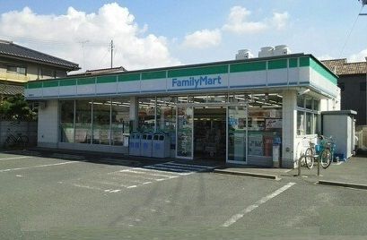 近くのファミリーマートまで450m(徒歩6分)