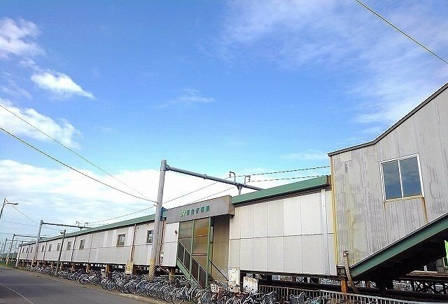 近くのJR百合が原駅まで900m(徒歩12分)