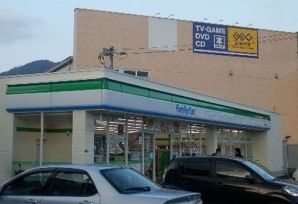 近くのファミリーマートまで230m(徒歩3分)