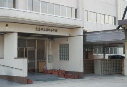 近くの深川小学校まで450m(徒歩6分)