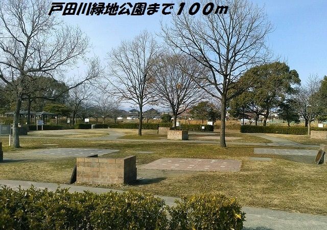 近くの公園まで100m（徒歩2分）