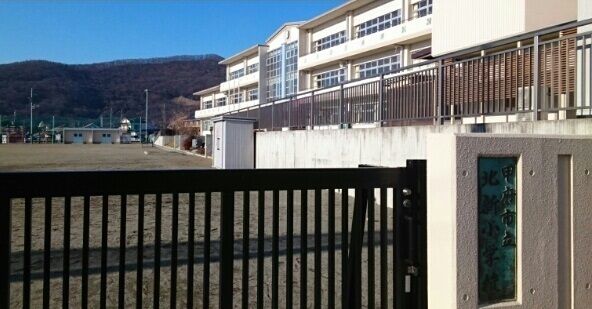 近くの甲府市立北新小学校まで700m(徒歩9分)
