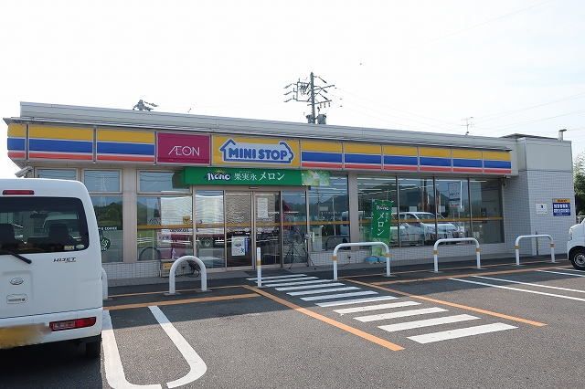 近くのミニストップまで250m（徒歩4分）