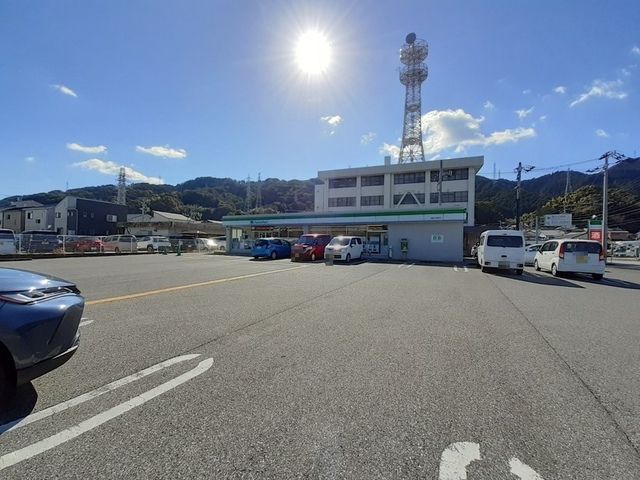 近くのファミリーマート 高知六泉寺店まで250m(徒歩4分)