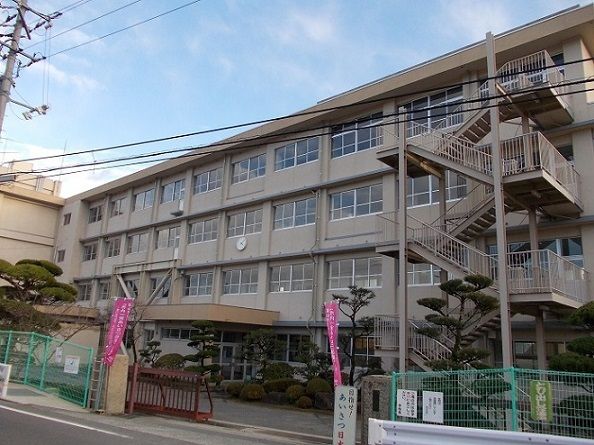 近くの加茂中学校まで1,300m（徒歩17分）