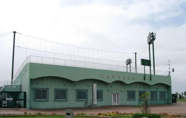 近くの岩見沢市営球場まで180m（徒歩3分）