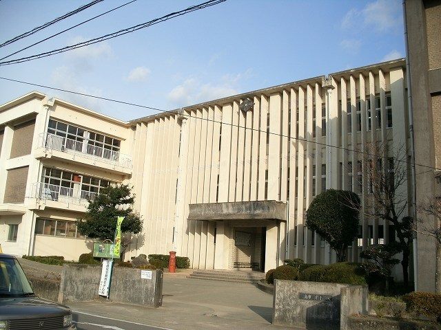 近くの国府小学校まで1,300m（徒歩17分）