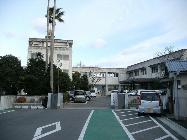 近くの国府中学校まで900m（徒歩12分）