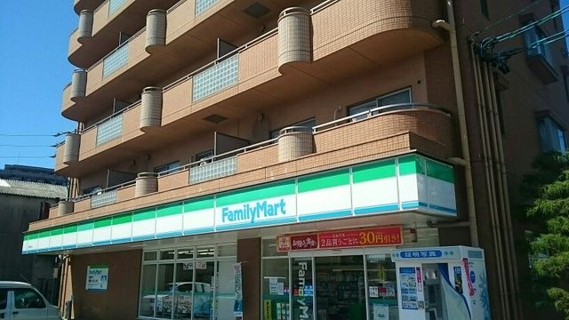 近くのファミリーマートまで650m（徒歩9分）