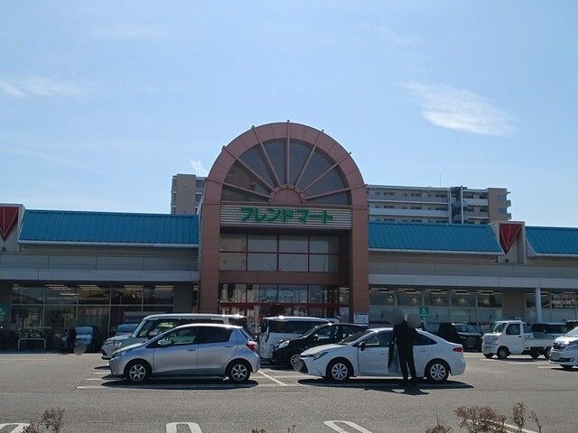 近くのフレンドマート能登川店様まで1,400m（徒歩18分）