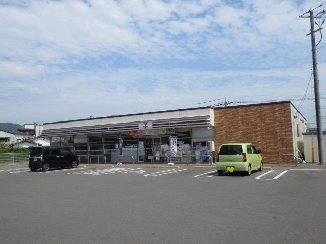 近くのセブンイレブンまで450m（徒歩6分）