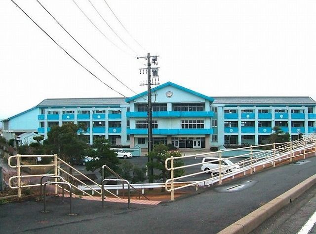 近くの鳥取市立賀露小学校まで1,300m(徒歩17分)