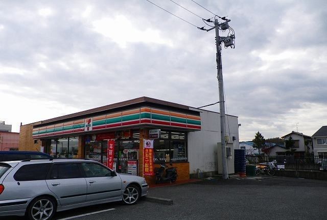 近くのコンビニまで650m（徒歩9分）