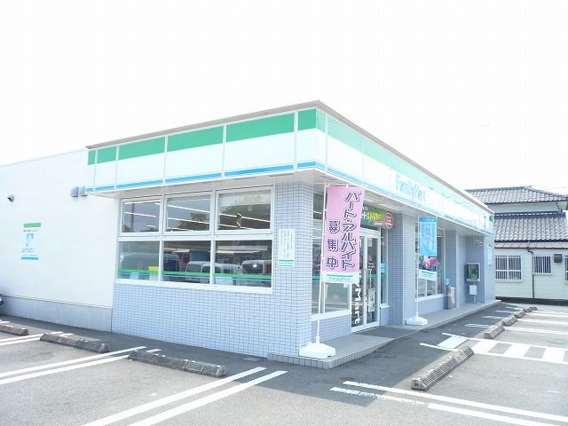 近くのファミリーマートまで900m（徒歩12分）