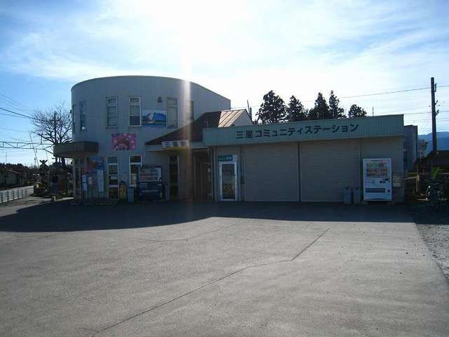 近くの三岐鉄道三里駅まで1,200m（徒歩15分）