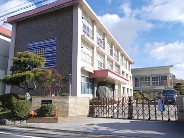 近くの小学校まで1,065m（徒歩14分）