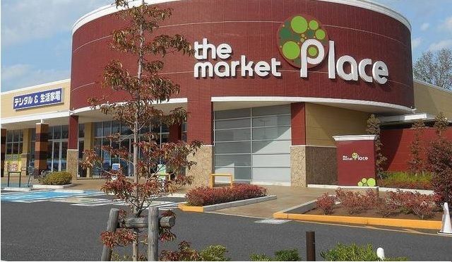 近くのザ・マーケット・プレイスまで1,400m（徒歩18分）