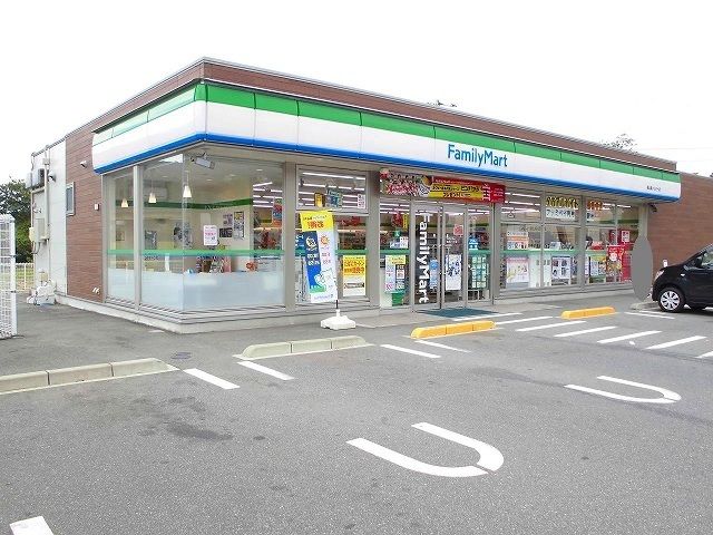 近くのファミリーマート東インター店まで180m（徒歩3分）